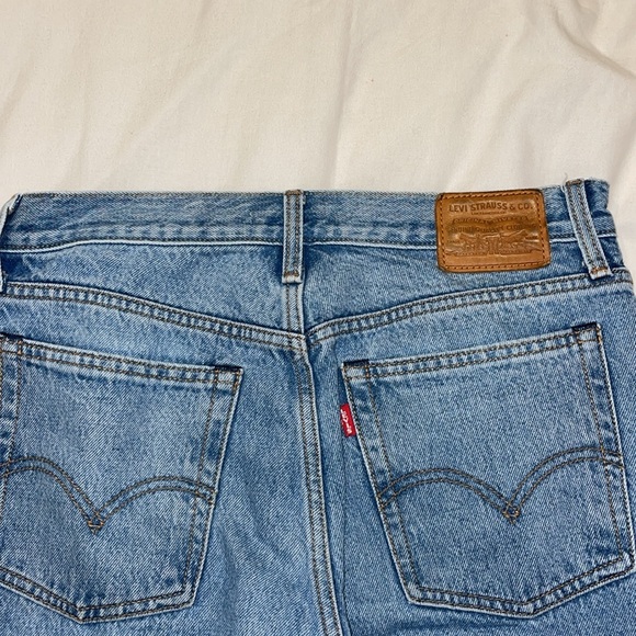 Levi’s Wedgie Straight Leg Raw Hem Women’s Jeans - Picture 5 of 6